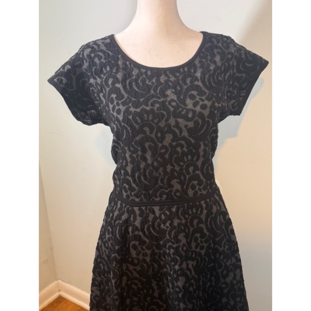Milly Burnout Velvet Fit Flare Dress Size L Scrollwork Cap Sleeve Black Gray - Picture 2 of 9